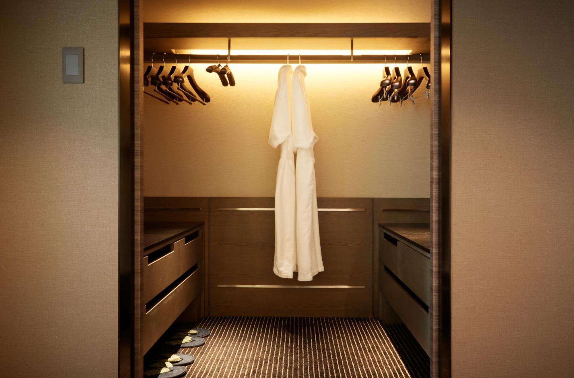 Hotel New Otani Tokyo The Main Luaran gambar A walk-in closet