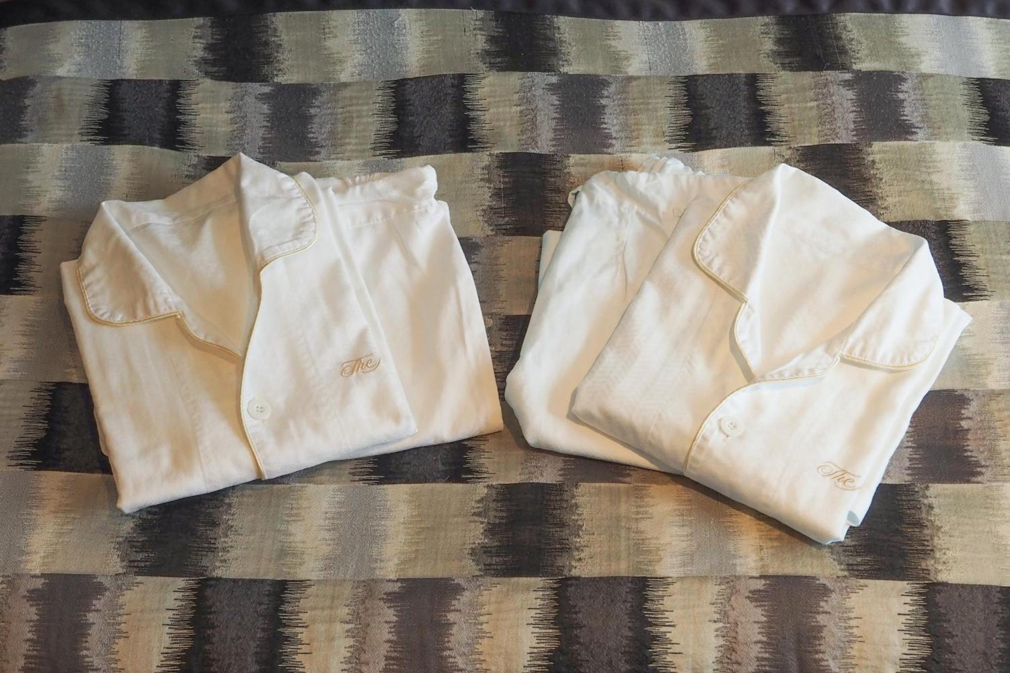 Hotel New Otani Tokyo The Main Luaran gambar Two folded shirts