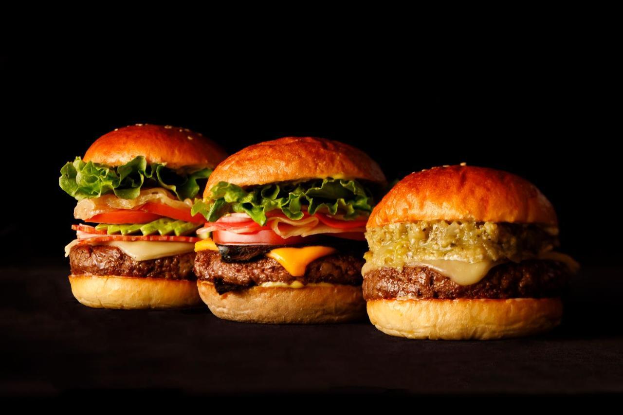 Hotel New Otani Tokyo The Main Luaran gambar A selection of burgers from the Burger Kitchen