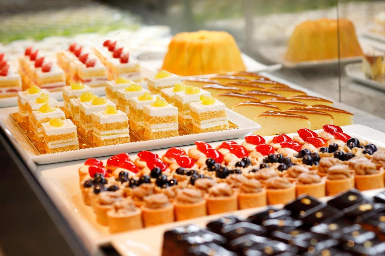 Hotel New Otani Tokyo The Main Luaran gambar A display of petit fours
